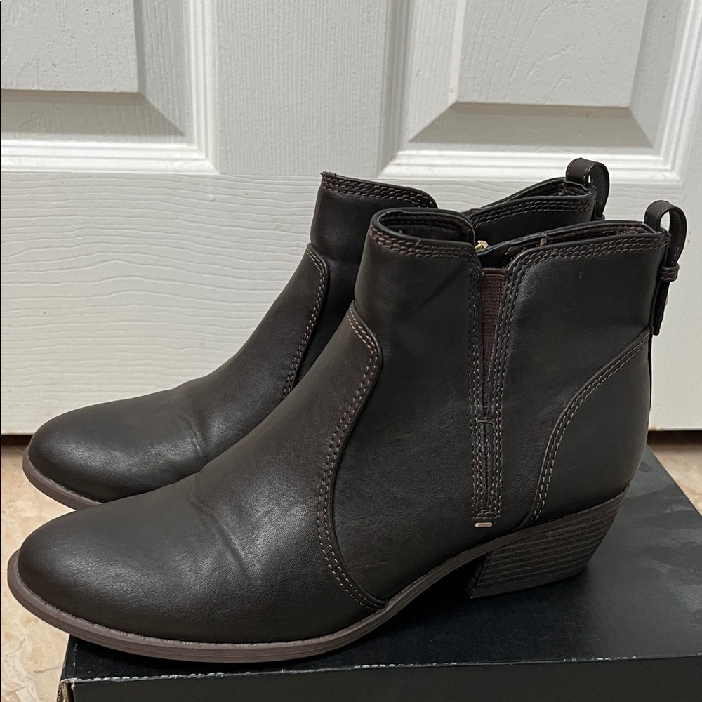 G by Guess Elegant Brown Ankle Boots